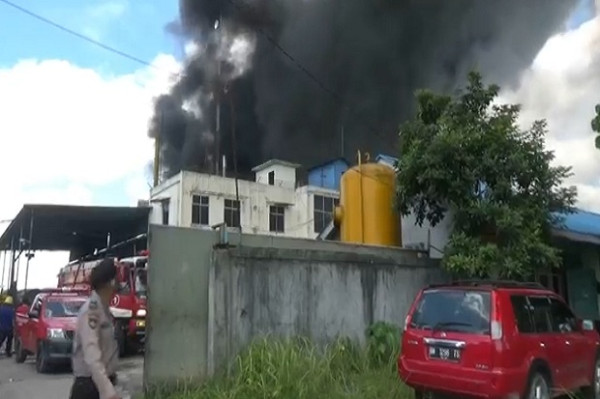 Pabrik Ban Bekas di Terbakar, Kepulan Asap Hitam Kagetkan Warga