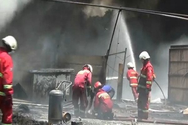 Pabrik Ban Bekas di Terbakar, Kepulan Asap Hitam Kagetkan Warga