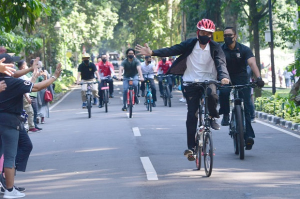 Gaya Jokowi Keliling Kebun Raya Bogor Naik “Soekarno-Hatta”