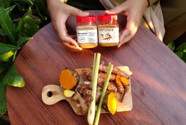 Sehatnya Mponix, Cara Asyik Minum Jamu Herbal Kekinian buat Milenial