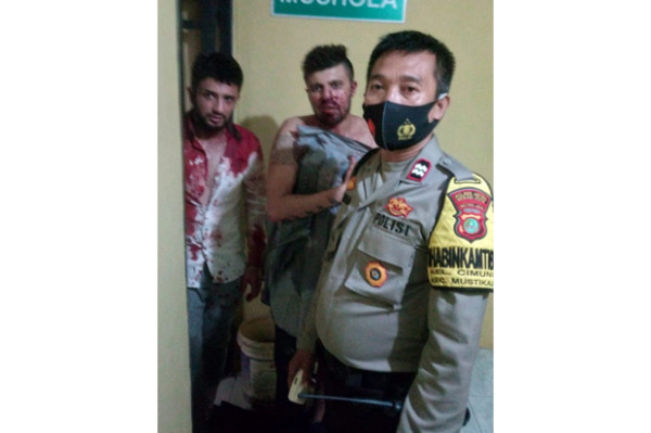 Hipnotis Pedagang HP, Dua WNA Bersaudara Babak Belur Dihajar Warga di Bekasi