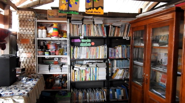 Kadis Kominfo Jayapura Sumbang Ribuan Buku untuk Rumah Baca Kampung Yoboi