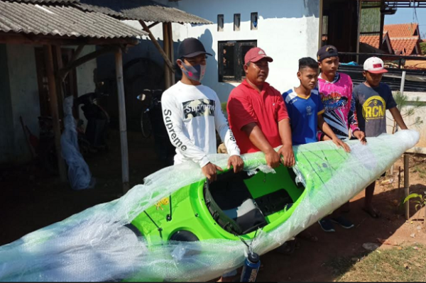 Kemenpora Serahkan Bantuan Perahu dan Matras untuk KONI Pekalongan