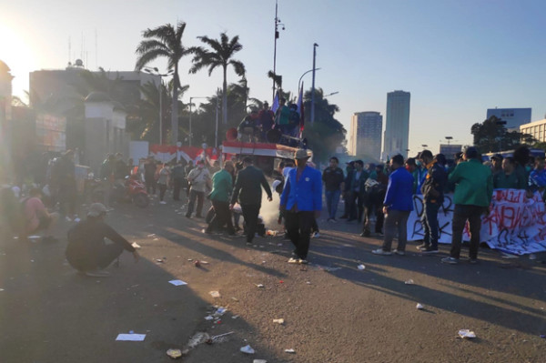 Demo Mahasiswa Memanas, Arus Lalu Lintas di Depan Gedung DPR/MPR Macet