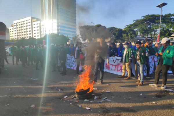 Demo Mahasiswa Memanas, Arus Lalu Lintas di Depan Gedung DPR/MPR Macet