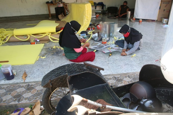 Cacat Kaki, Rubiatun Bertahan Hidup dengan Face Shield