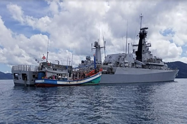 Mau Kabur, Kapal Ikan Vietnam Ditangkap KRI Bung Tomo-357 di Laut Natuna Utara