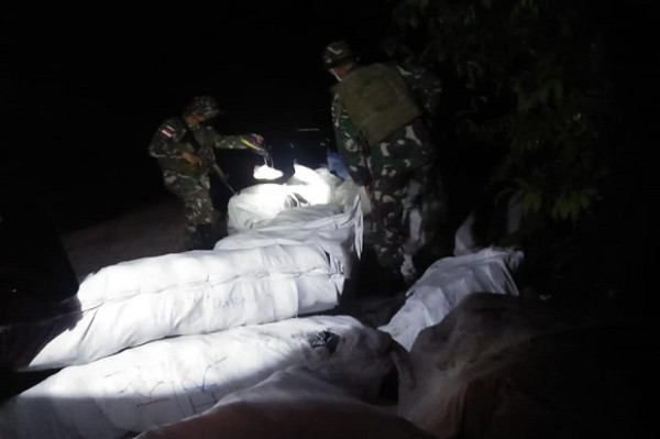 Prajurit Yonif Raider 641 Gagalkan Penyelundupan Pakaian Bekas