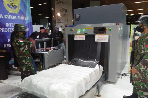 Prajurit Yonif Raider 641 Gagalkan Penyelundupan Pakaian Bekas
