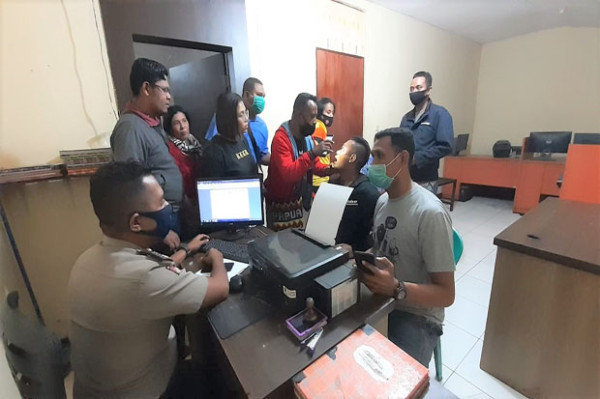 Anggota Brimob dan Keluarganya Dikeroyok Sejumlah Preman di Maumere
