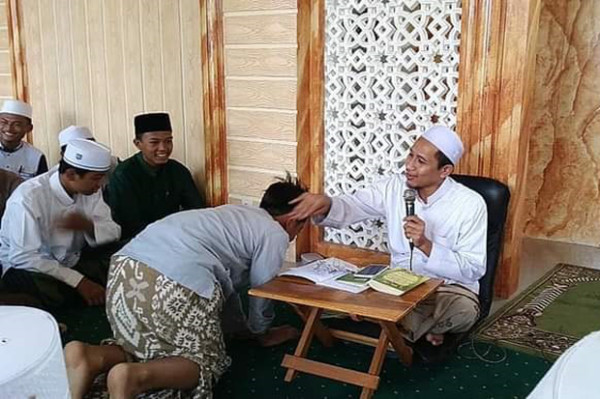 Cara Mengusap Kepala Anak Yatim dan Doa yang Dianjurkan