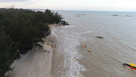 Cantiknya Pantai Van Semujur, Rekomendasi Rekreasi Akhir Pekan Keluarga