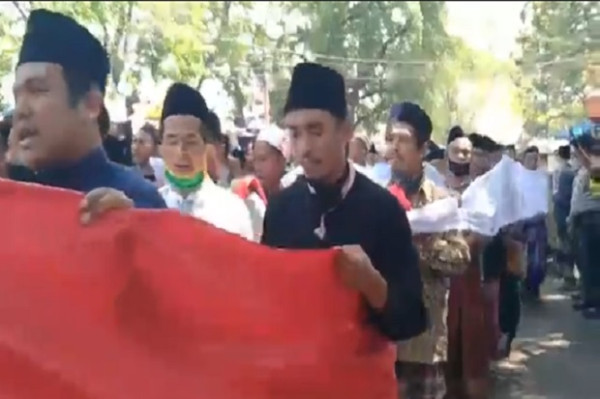 Ribuan Santri Tolak Penobatan PRA Luqman Zulkaedin sebagai Sultan Sepuh XV