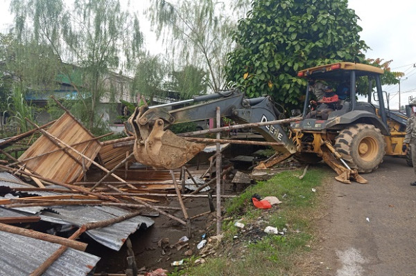 Puluhan Lapak Liar Dibongkar, Pedagang dan Satpol PP Ricuh