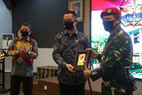 Sinergi Tanggulangi Bencana, Mensos Serahkan 4 Kendaraan Operasional kepada Kopassus