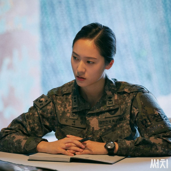 Krystal Mantan Anggota f(x) Perankan Letnan dalam Drama Korea Search