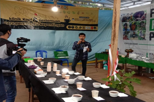 Tingkatkan Kualitas Kopi, Petani Dampingan API Gelar Klinik Kopi
