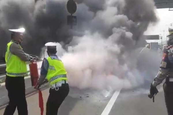 Mobil Mewah Terbakar di Tol Dalam Kota KM 1.200, Lalu Lintas Tersendat