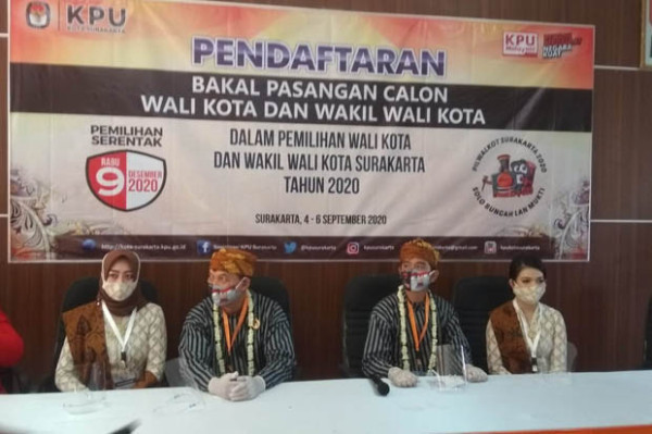 Gegap Gempita Gibran-Teguh Mendaftar ke KPU Solo