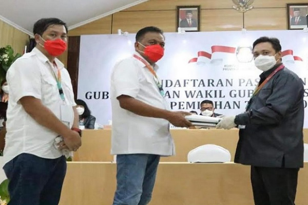 Naik Sepeda 25 Km, Pasangan Olly-Steven Daftar ke KPU Sulut
