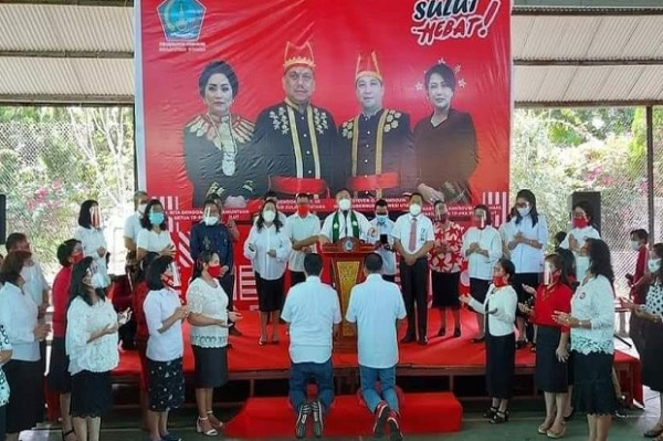 Naik Sepeda 25 Km, Pasangan Olly-Steven Daftar ke KPU Sulut