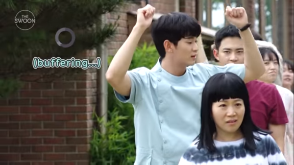 Video BTS It's Okay: Kim Soo-hyun Susah Menghafal Gerakan Senam, tapi Kuat Digoda Ayam