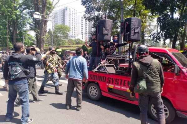 Aksi KAMI di Gedung Sate Ricuh, Massa Usir Kelompok Tandingan
