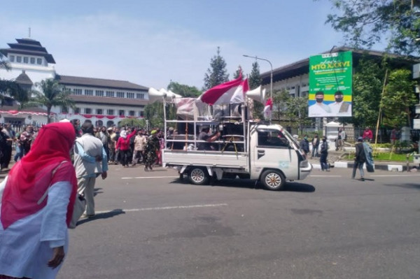 Aksi KAMI di Gedung Sate Ricuh, Massa Usir Kelompok Tandingan
