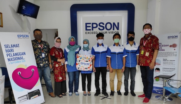 Direktur Epson Sapa Pelanggan saat Hari Pelanggan Nasional