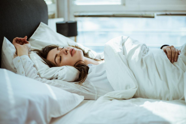 Lagi Haid dan Sakit Perut? Ini 3 Posisi Tidur Terbaik yang Bisa Dicoba