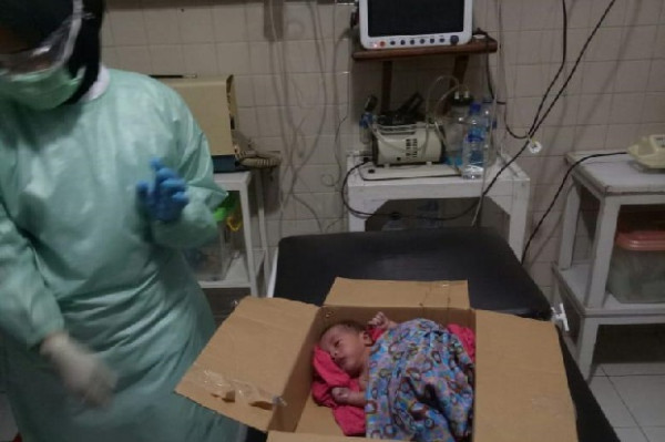 Bayi Mungil Baru Lahir Ditemukan Dalam Kardus di Kompleks Taman Holis