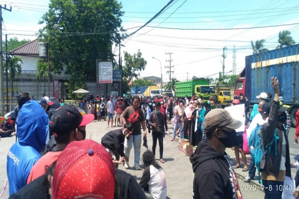 Warga Sukomulyo Demo PT KAS Minta Serapan Tenaga Lokal