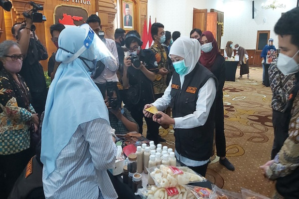 Serahkan Kredit Dana Bergulir, Khofifah: UMKM Jatim Bangkit