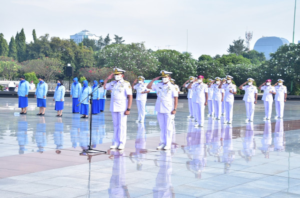 Peringati HUT ke-75 TNI AL, Laksamana Yudo Margono Ziarah ke Makam Pahlawan