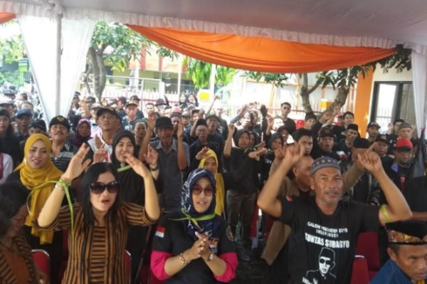 Tukang Jahit dan Ketua RW yang Berani Nantang Gibran di Pilkada Solo