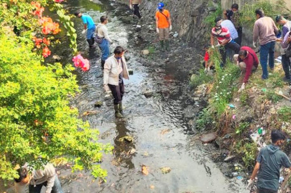 Cewek Ayu Kena Razia Masker di Solo Disuruh Bersihkan Sungai