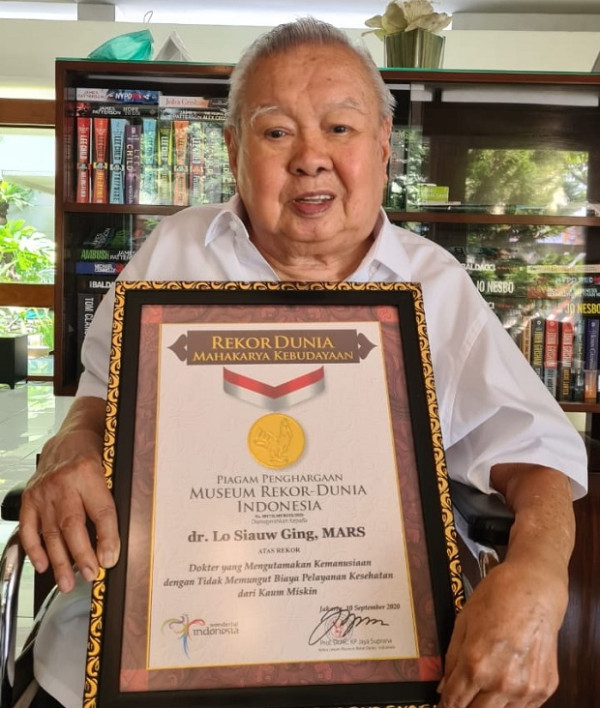 Selalu Berpihak pada Kaum Miskin, dr Lo Raih Penghargaan MURI