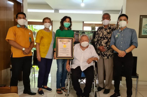 Selalu Berpihak pada Kaum Miskin, dr Lo Raih Penghargaan MURI