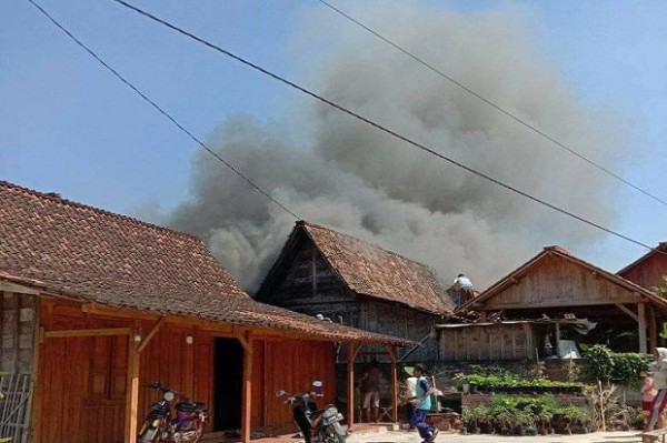 Kebakaran Hebat Lumat Uang, Kambing, dan Rumah Warga di Rembang