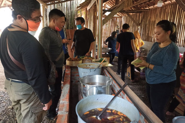 Makan Minum di Bale, Sajian Kuliner Diapit Rerimbunan Pohon