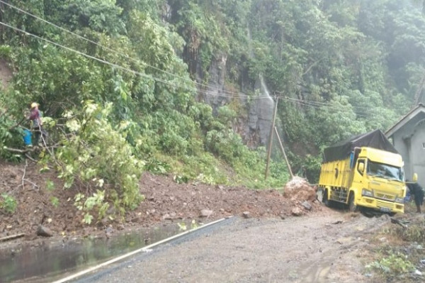 Hujan Deras Semalaman, Ruas Jalinbar ke Bengkulu Tertimbun Longsor
