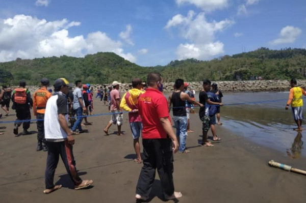 Kapal Terbalik di Pantai Logending, 1 Nelayan Hilang Tenggelam