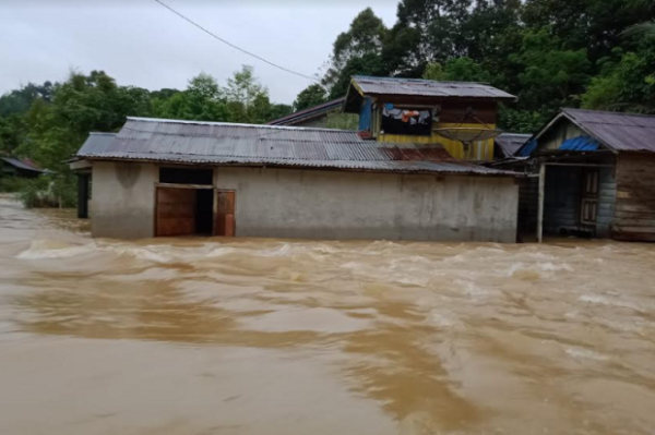 Banjir, Ratusan Warga Desa Tanjung Lay Dievakuasi ke Masjid