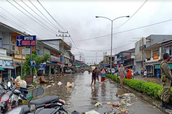 Banjir, Ratusan Warga Desa Tanjung Lay Dievakuasi ke Masjid