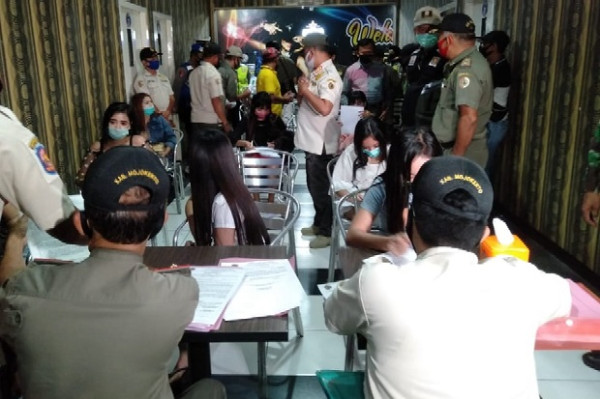 Wanita-wanita Seksi Pemandu Lagu Terjaring Razia Masker