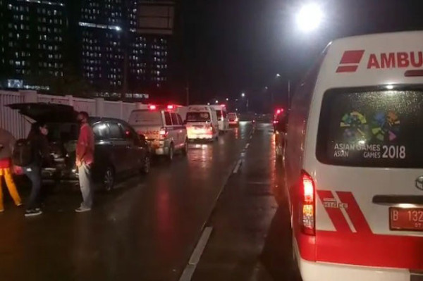 Pasien Membludak, Begini Kesaksian Sopir Ambulans yang Antre 2 Km saat Masuk Wisma Atlet