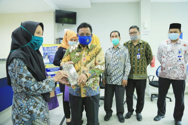 Wali Kota Banda Aceh Serahkan Perangkat Sholat Kepada Nasabah