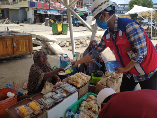 Lawan Covid-19 di Labuan Bajo, Brantas Abipraya Bagikan Masker Gratis ke Warga