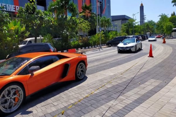 Jelang Pensiun Risma Diajak Jalan-Jalan Naik Lamborghini Crazy Rich Surabaya