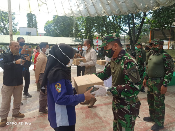 Pusdiklatpassus Bersama Buddha Tzu Chi Bagikan 500 Sembako dan 538 Masker